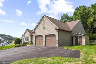 696 Rishel Dr, York, PA 17406 - Photo 3