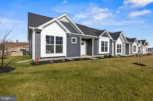 137 Coastal Dr, Hanover, PA 17331 - Photo 1