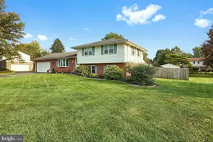 2555 Primrose Ln, York, PA 17404 - Photo 3