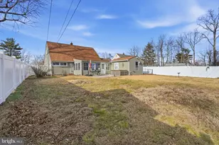 118 Wildflower Rd, Levittown, PA 19057 - Photo 11