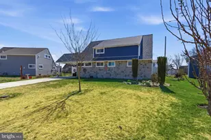 8 Inlet Rd, Levittown, PA 19057 - Photo 3