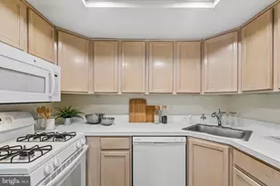 1326 Spruce St, Philadelphia, PA 19107 - Photo 9