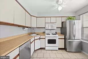 128 Mill Run E, Hightstown, NJ 08520 - Photo 3