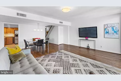 1099 22nd Street NW #807, Washington, DC 20037 - Photo 5