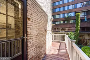 1025 30th St NW, Washington, DC 20007 - Photo 23