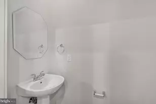 909 5th St SE, Washington, DC 20003 - Photo 31