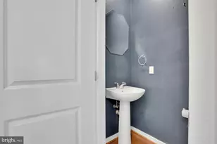 909 5th St SE, Washington, DC 20003 - Photo 11