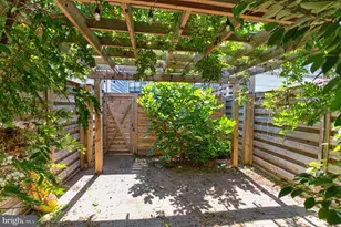 1225 E St SE, Washington, DC 20003 - Photo 21