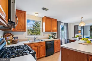 6887 Garland Ln, Columbia, MD 21045 - Photo 5