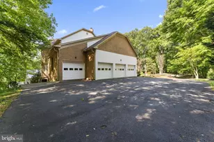 7003 Fawn Trail Ct, Bethesda, MD 20817 - Photo 3
