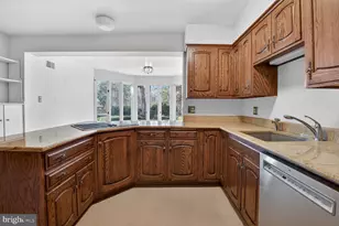 10816 Fox Hunt Ln, Potomac, MD 20854 - Photo 9