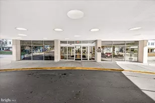 10201 Grosvenor Pl, Rockville, MD 20852 - Photo 3