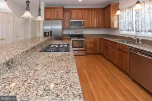 10817 Maplecrest Ln, Potomac, MD 20854 - Photo 9