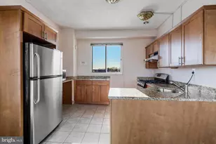 10201 Grosvenor Pl, Rockville, MD 20852 - Photo 21