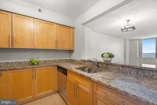 10101 Grosvenor Pl, Rockville, MD 20852 - Photo 9