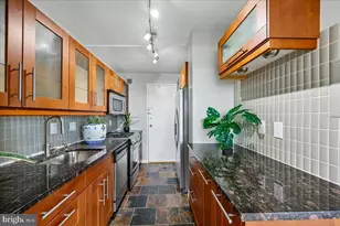 10401 Grosvenor Pl, Rockville, MD 20852 - Photo 11