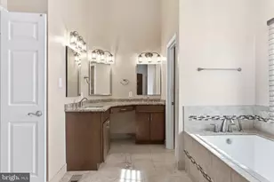 16 Maplewood Park Ct, Bethesda, MD 20814 - Photo 17