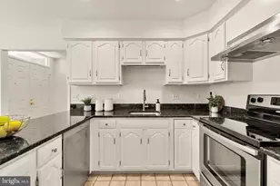 10135 Crestberry Pl, Bethesda, MD 20817 - Photo 11