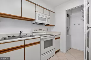 5715 Chapman Mill Dr, Rockville, MD 20852 - Photo 9