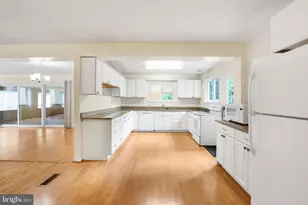 6928 Winterberry Ln, Bethesda, MD 20817 - Photo 9