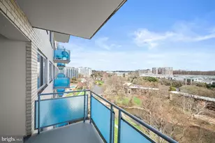 10201 Grosvenor Pl, Rockville, MD 20852 - Photo 9