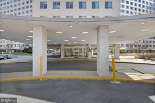 10201 Grosvenor Pl, Rockville, MD 20852 - Photo 3