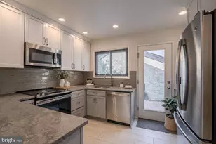 6208 Leeke Forest Ct, Bethesda, MD 20817 - Photo 3