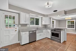 7215 Rollingwood Dr, Chevy Chase, MD 20815 - Photo 9