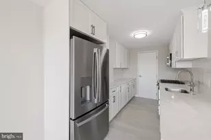 10201 Grosvenor Pl, Rockville, MD 20852 - Photo 9