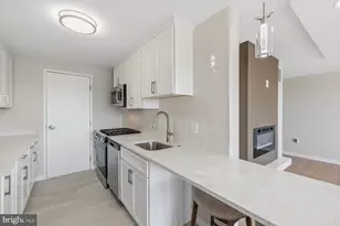 10201 Grosvenor Pl, Rockville, MD 20852 - Photo 5