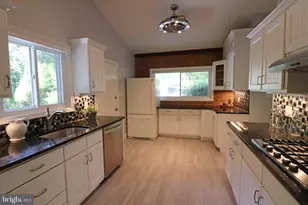 8405 Whitman Dr, Bethesda, MD 20817 - Photo 7