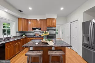 7016 Fawn Trail Ct, Bethesda, MD 20817 - Photo 9