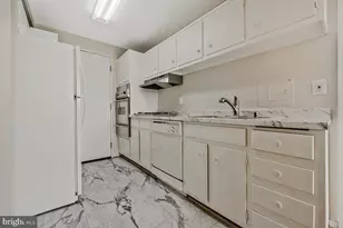 10201 Grosvenor Pl, Rockville, MD 20852 - Photo 9