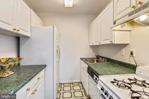 10401 Grosvenor Pl, Rockville, MD 20852 - Photo 11