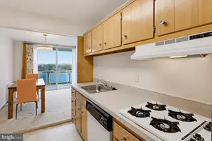 10201 Grosvenor Pl, Rockville, MD 20852 - Photo 11