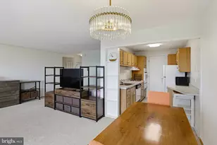 10201 Grosvenor Pl, Rockville, MD 20852 - Photo 5