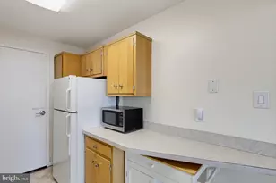 10201 Grosvenor Pl, Rockville, MD 20852 - Photo 9