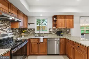 10900 Gainsborough Rd, Potomac, MD 20854 - Photo 11