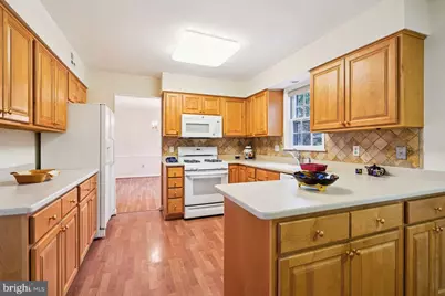 8020 Lakenheath, Potomac, MD 20854 - Photo 9