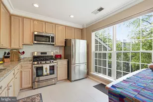 214 Fallsgrove Blvd, Rockville, MD 20850 - Photo 9