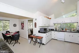 6900 Heatherhill Rd, Bethesda, MD 20817 - Photo 13