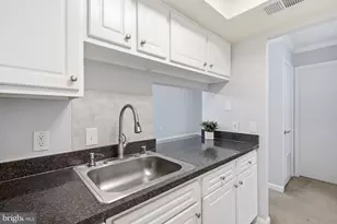 18322 Streamside Dr, Gaithersburg, MD 20879 - Photo 9