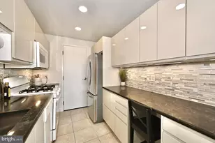 10201 Grosvenor Pl, Rockville, MD 20852 - Photo 15