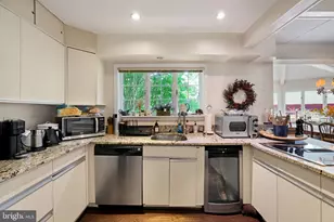 10600 Red Barn Ln, Potomac, MD 20854 - Photo 15
