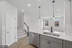 19542 Village Walk Dr, Montgomery Village, MD 20886 - Photo 5