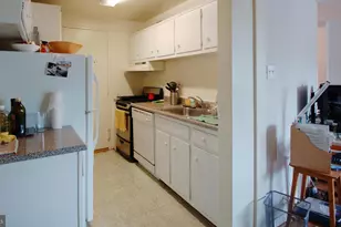 10201 Grosvenor Pl, Rockville, MD 20852 - Photo 5
