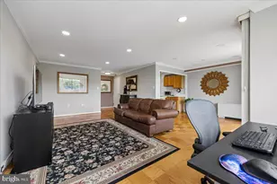 10201 Grosvenor Pl, Rockville, MD 20852 - Photo 9