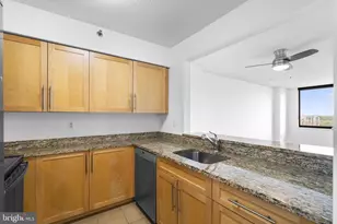 10101 Grosvenor Pl, Rockville, MD 20852 - Photo 11
