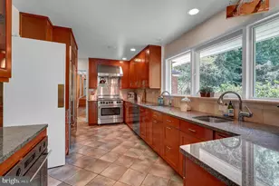 9233 Farnsworth Dr, Potomac, MD 20854 - Photo 5