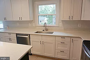 6770 Surreywood Ln, Bethesda, MD 20817 - Photo 9